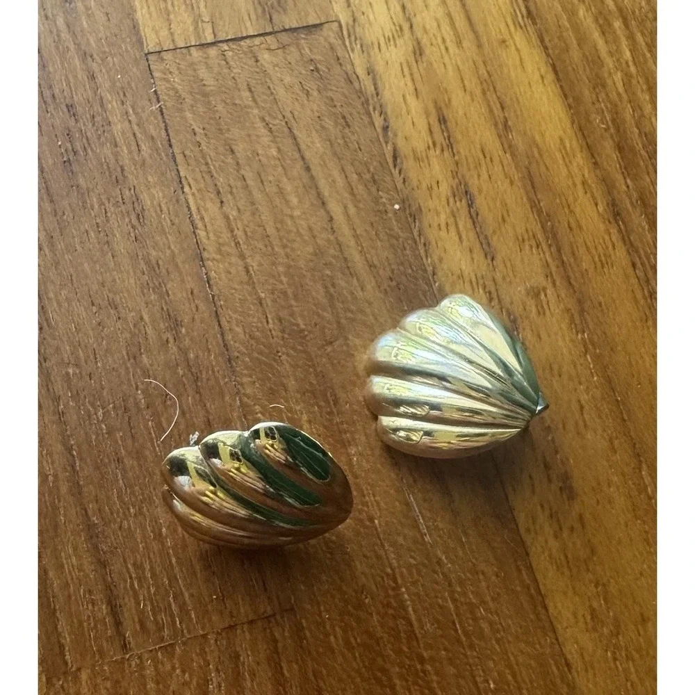 Vintage Gold-tone Clam Seashell Beach Stud Earrings | Nautical Coastal Jewelry